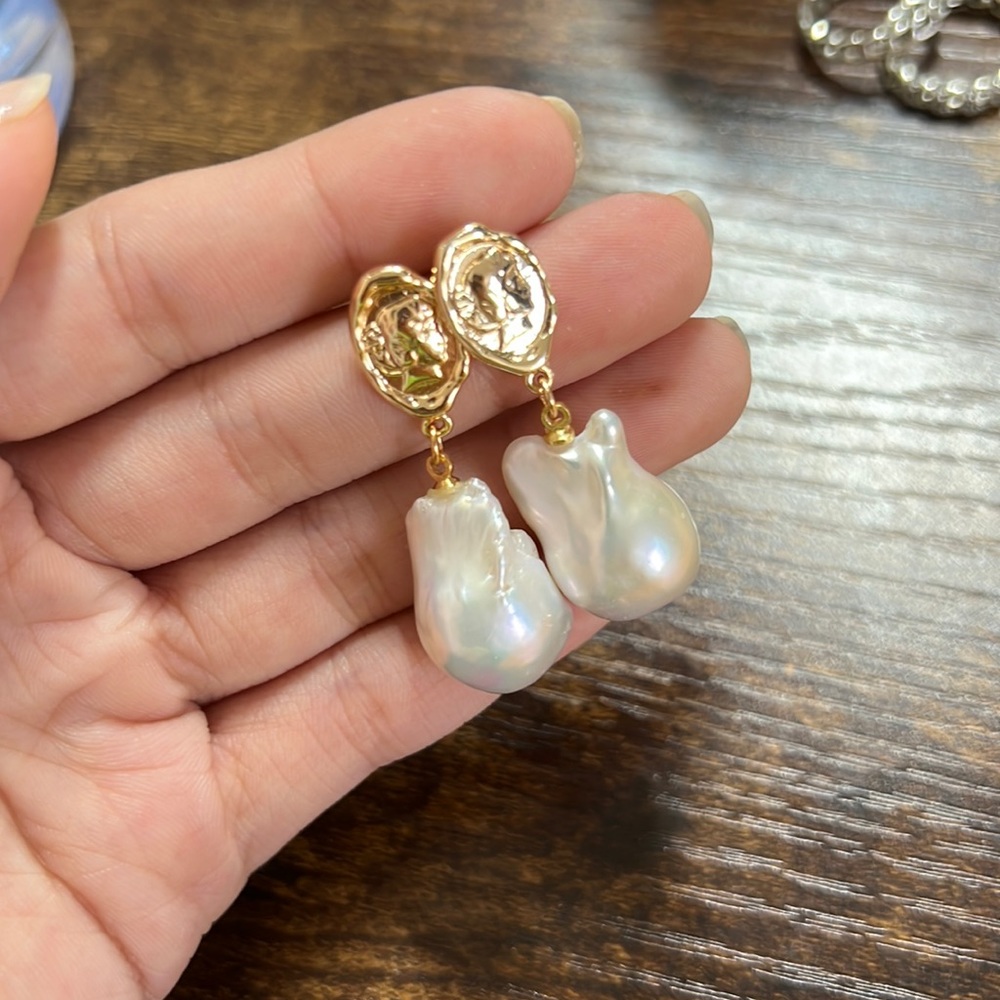 Baroque pearl earring